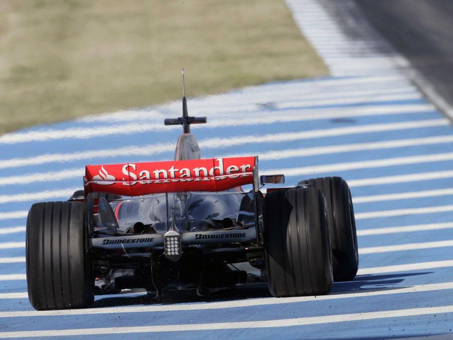  McLaren Mercedes-Benz MP4-23 2008 года  (фото 7 из 16)